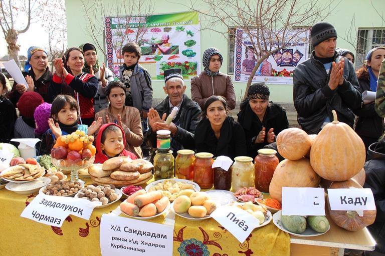 Winning display at the Tajikistan Farmers' Fair. Photo by Samariddin Bahriddinov for IntraHealth International.