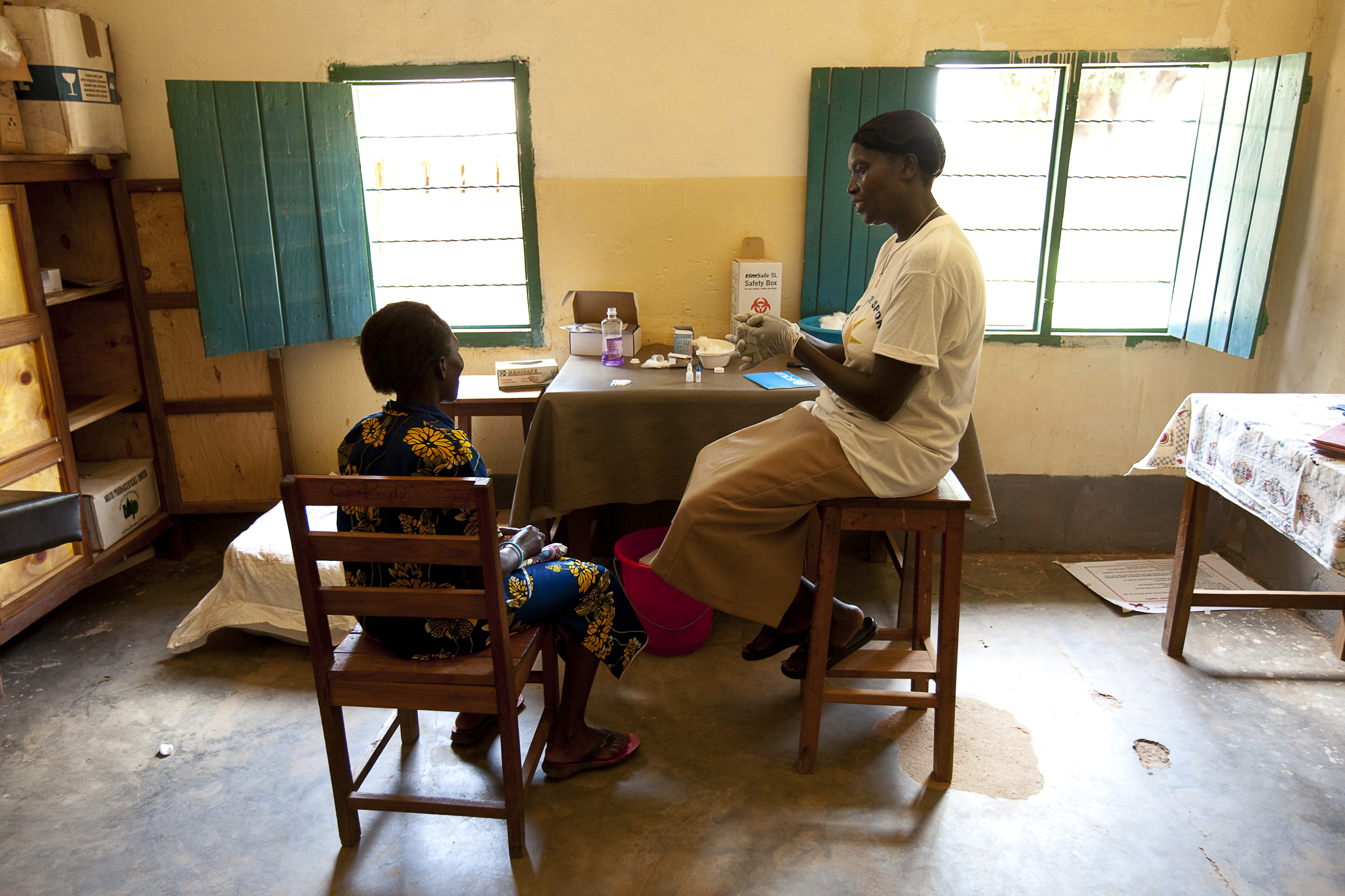 A nurse draws blood to test for HIV and begins counseling a client at the Saint Bakhita Health Centre in Yei, South Sudan. Photo by Trevor Snapp for IntraHealth International.